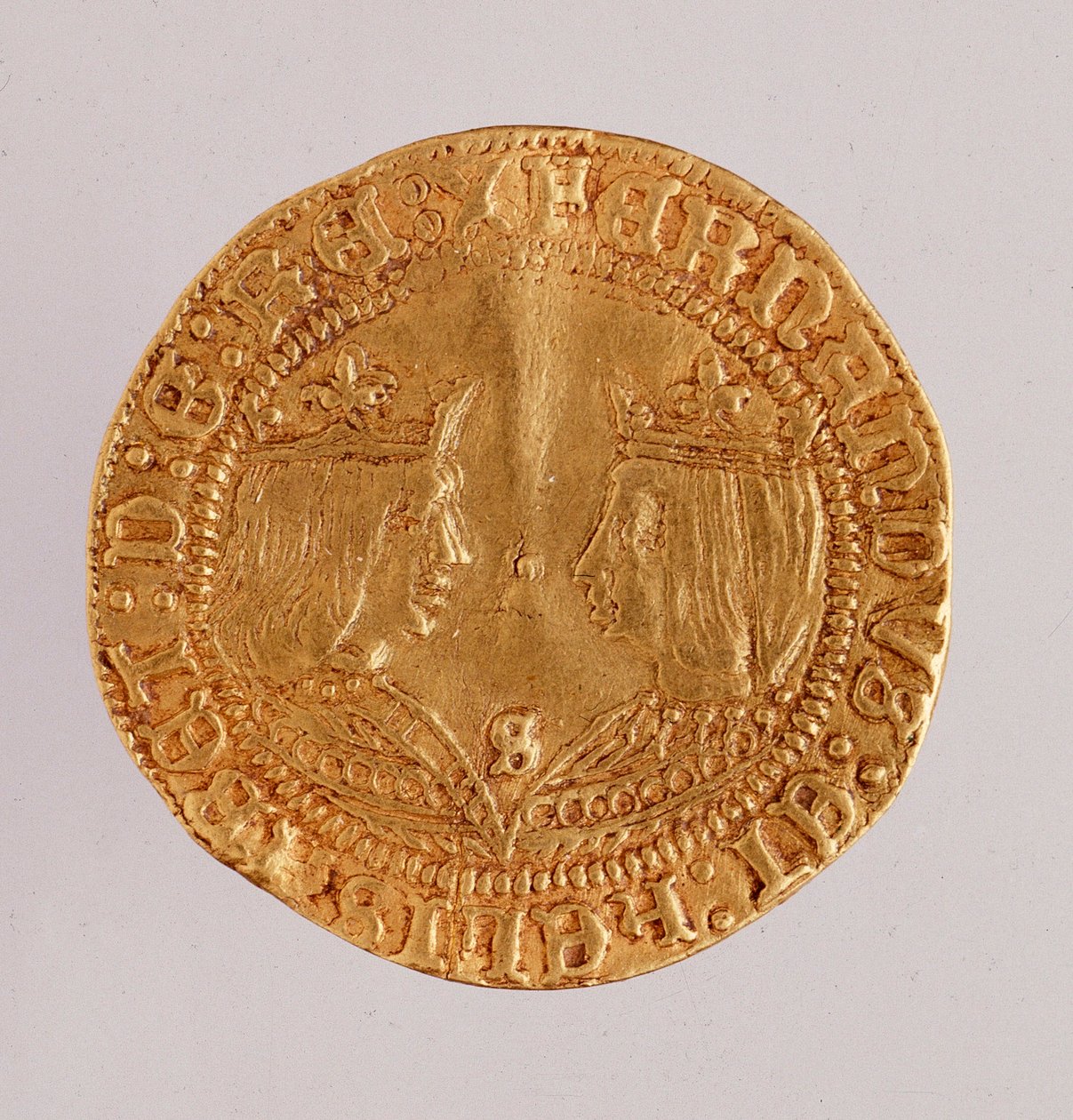 Zlatá mince ze Španělska: vláda katolíků krále Ferdinanda a Isabelly (Ferdinanda II. Aragonského a Isabely I. Kastilské). 1474-1516 Prům. 2,7 cm Neapol, museo archeologico od Spanish School