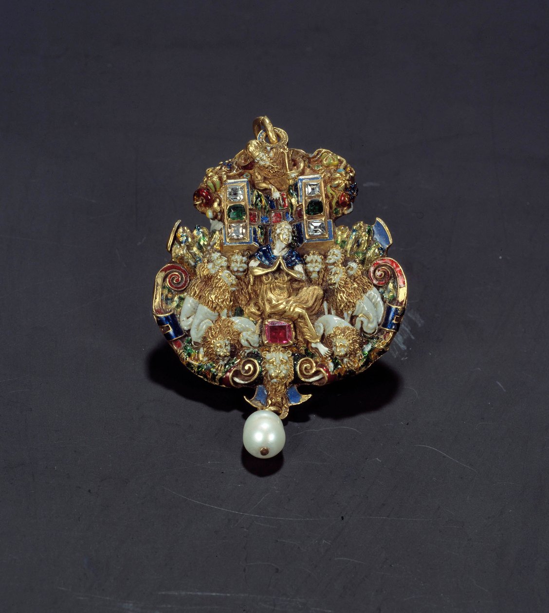 Šperky: diamantový přívěsek, smalt na zlatém kole, smaragd a perla představující Daniela ve lví jámě. 1550-1600. Ze Španělska. Paříž, muzeum Louvre od Spanish School