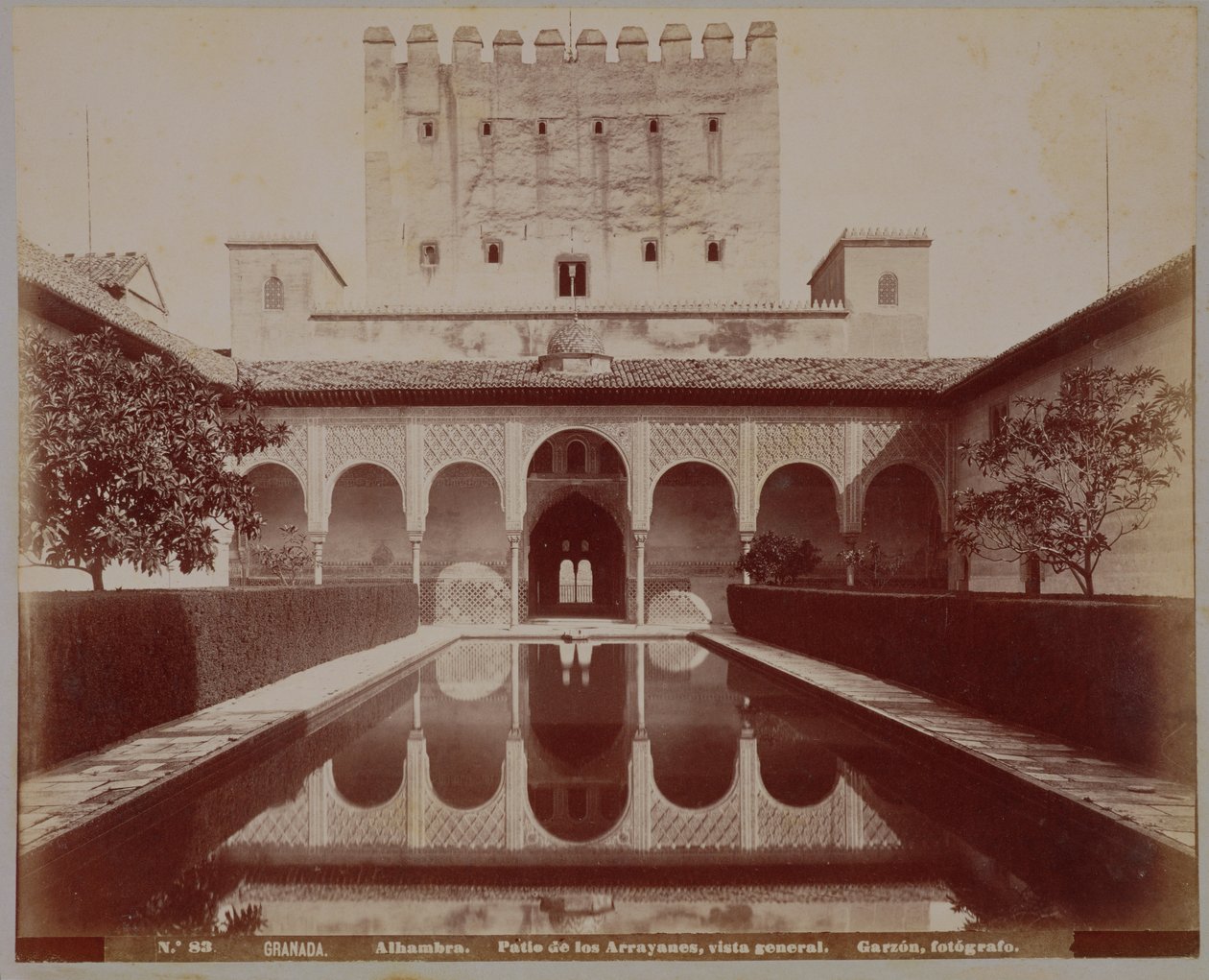 Patio de los Arrayanes, Alhambra, asi 1875-80 (sépiová fotografie) od Spanish School