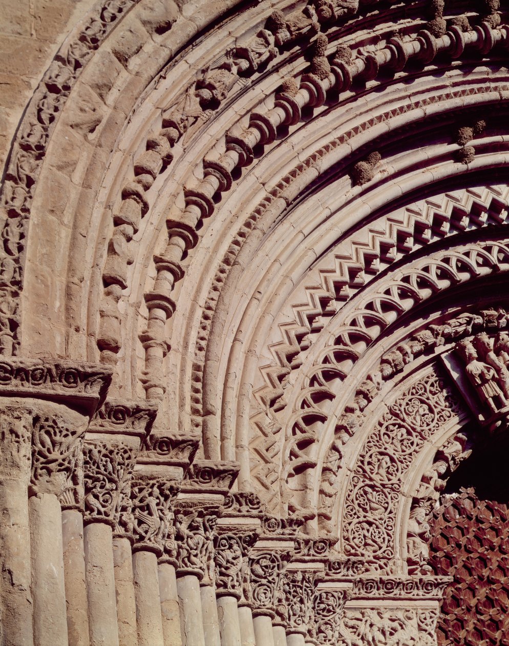 Sochařský detail z průčelí hlavního portálu od Spanish School