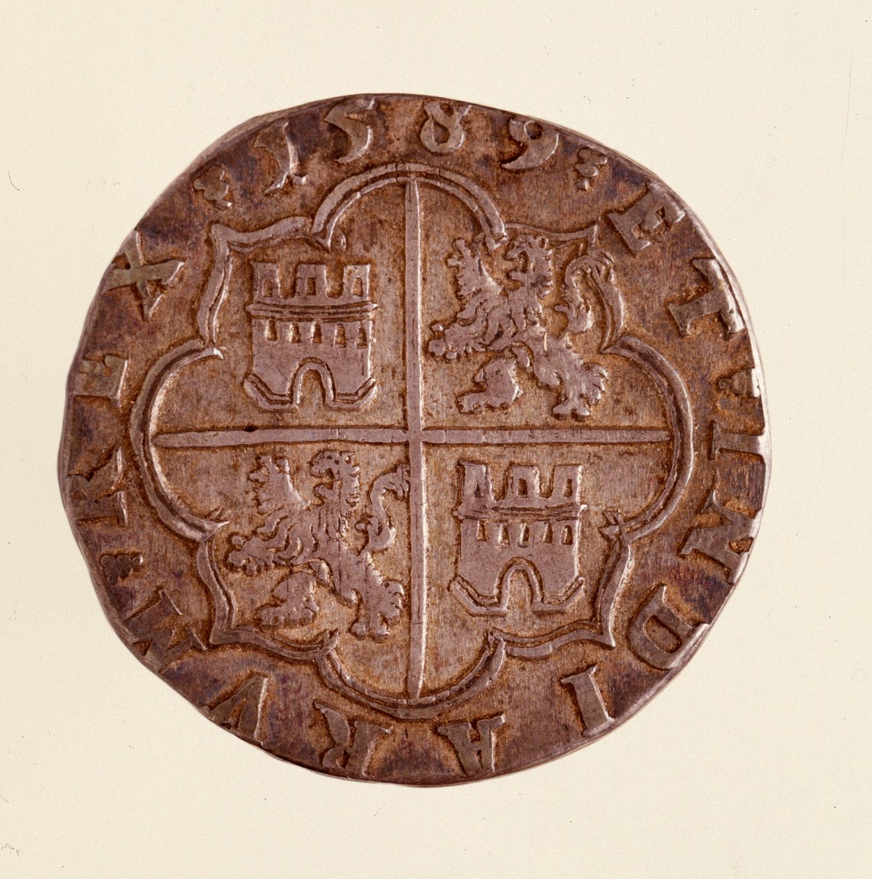Stříbrná mince (8 realů) ze Španělska: vláda Filipa (Filippo nebo Filip) II (1556-1598). 1589 Prům. 3,5 cm Neapol, museo archeologico od Spanish School