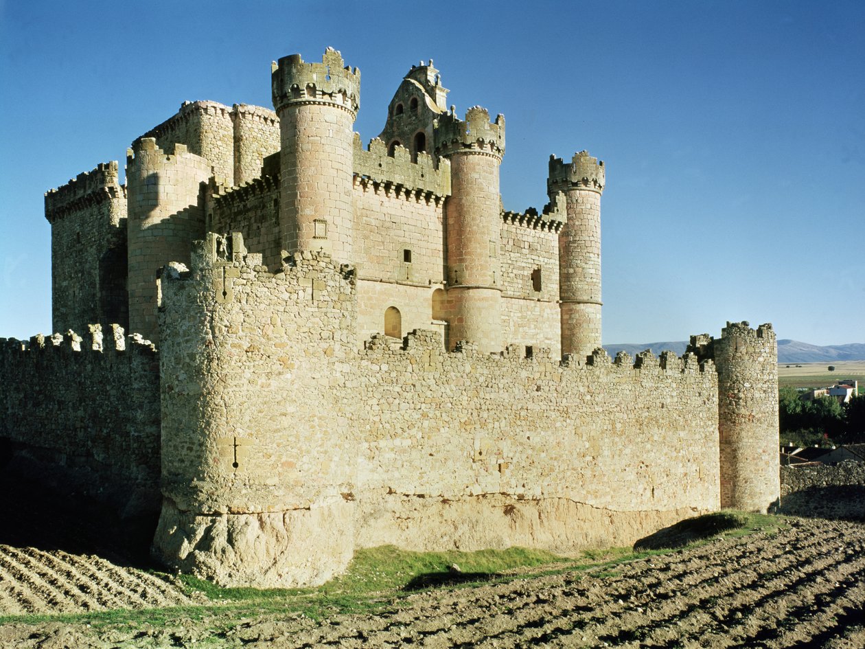 Hrad, původně založený v 10. století Fernanem Gonzalezem od Spanish School