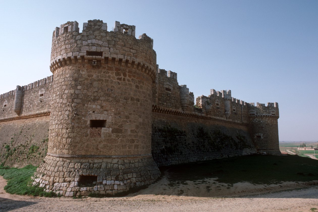 Obvodová zeď a nárožní věže od Spanish School