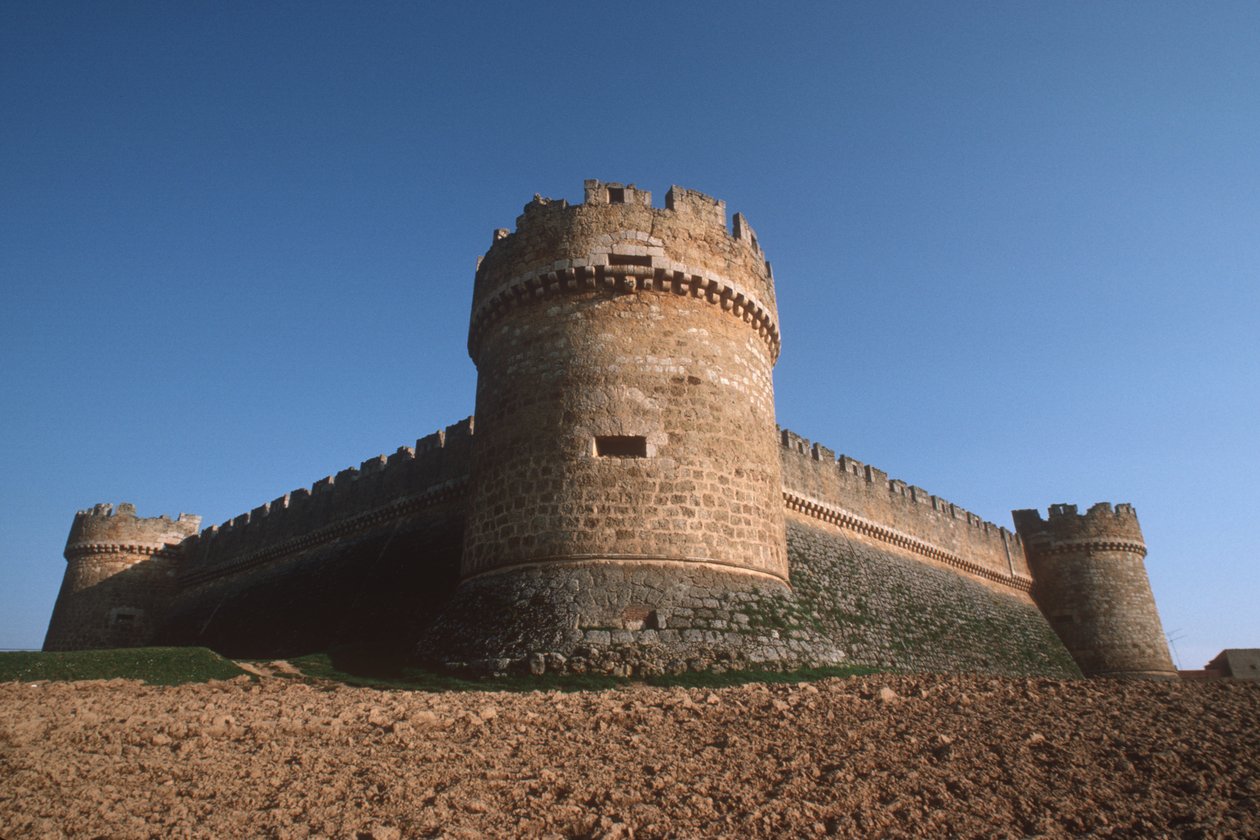 Tři rohové věže a obvodové zdi zespodu od Spanish School