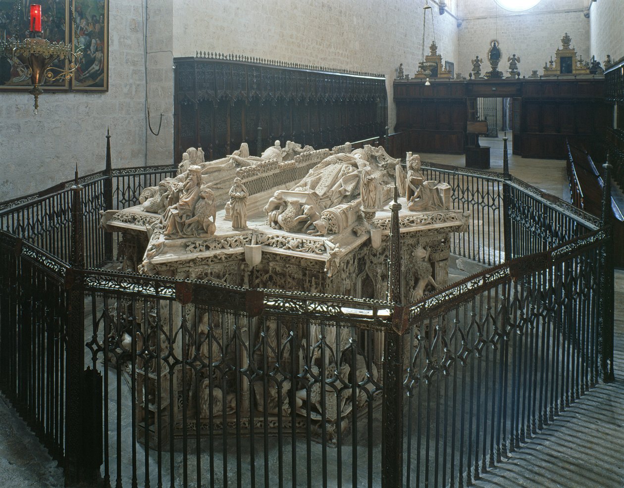 Hrobka Juana II Kastilského (1405-54) a Isabely Portugalské (mramor) od Spanish School