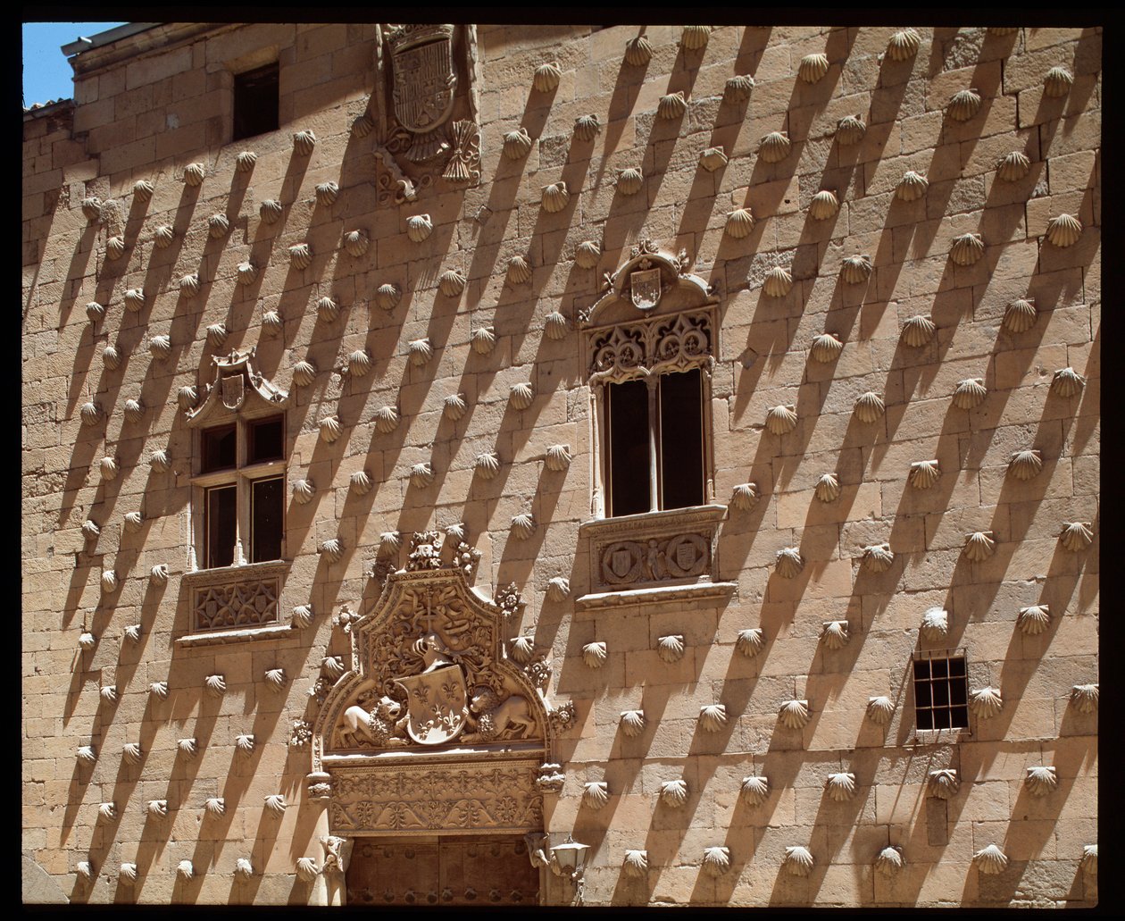 Pohled na gotickou fasádu (1493-1517) od Spanish School