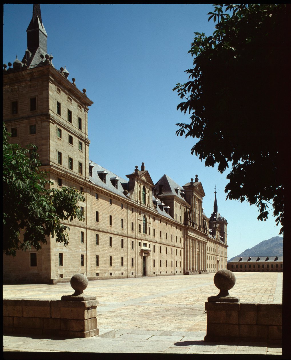 Pohled na hlavní průčelí Royal Seat od Spanish School