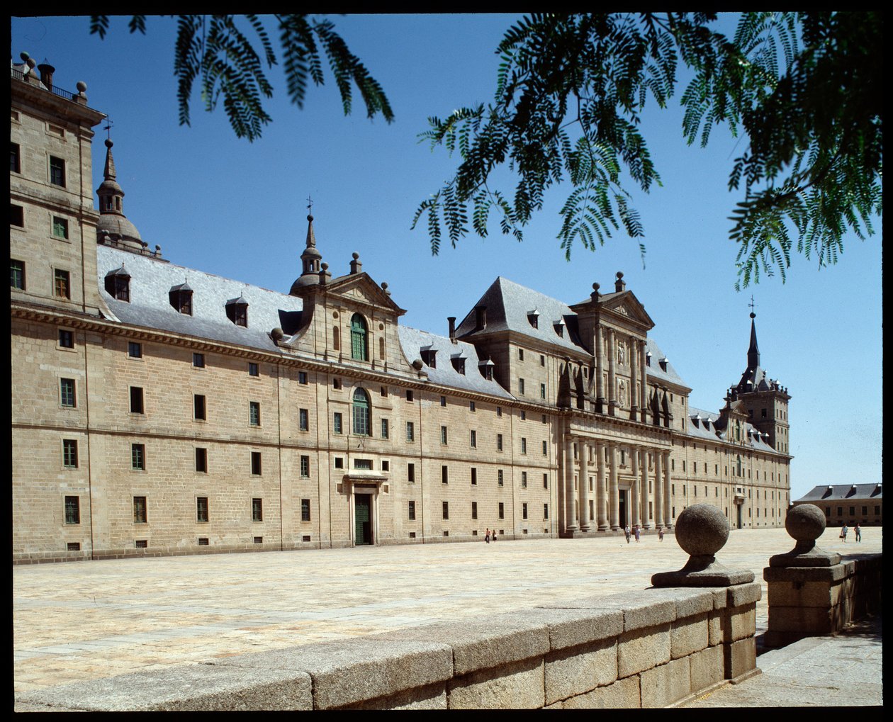 Pohled na klášter a královské sídlo od Spanish School