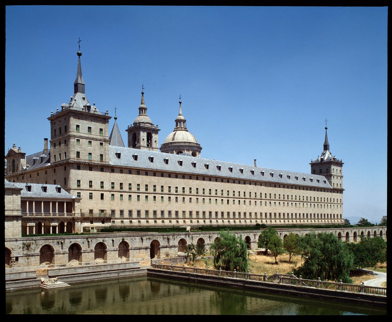 Pohled na klášter a královské sídlo od Spanish School