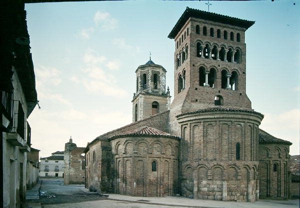 Pohled na kostel San Tirso od Spanish School