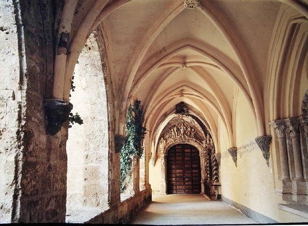 Pohled na křížovou chodbu kláštera, založeného v roce 1194 a přemístěného na dnešní místo v roce 1218 od Spanish School