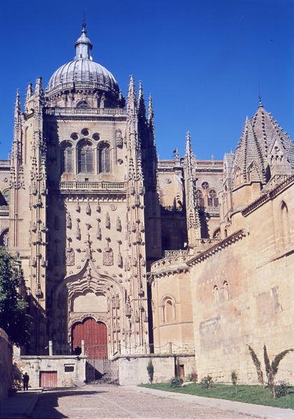 Pohled na jižní portál a Torre del Gallo od Spanish School