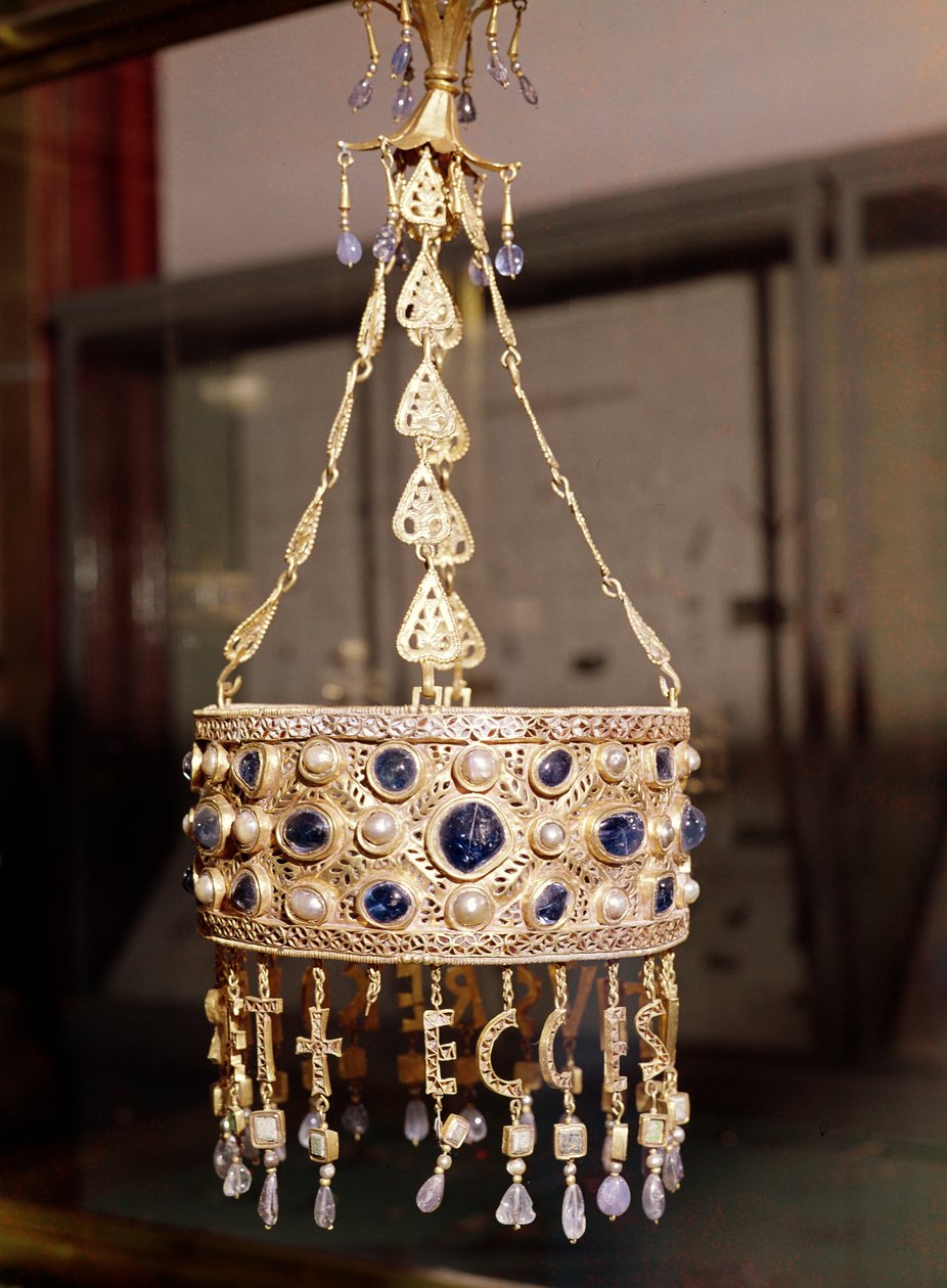 Votivní koruna krále Recesvintha (r.652-72) z Treasure of Guarrazar, c.670 (zlato, křišťál, perly a safíry) od Spanish School