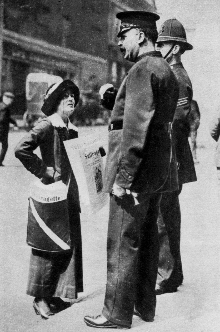 Sufražetka konfrontující dva policisty, 1913 1937. od Sport and General
