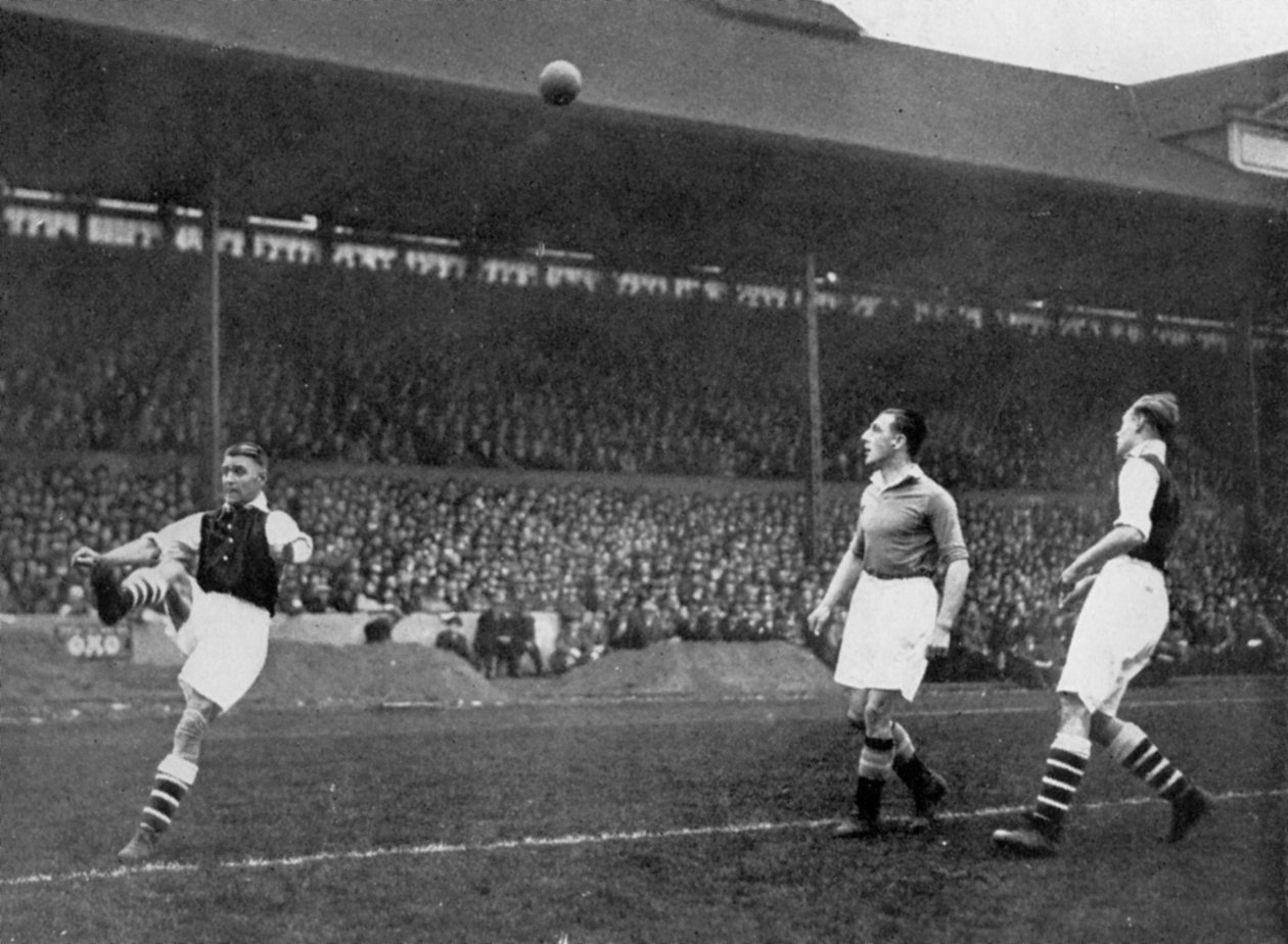 Akrobacie v zápase Arsenal vs Chelsea na Stamford Bridge, Londýn, c1933-c1938 od Sport and General
