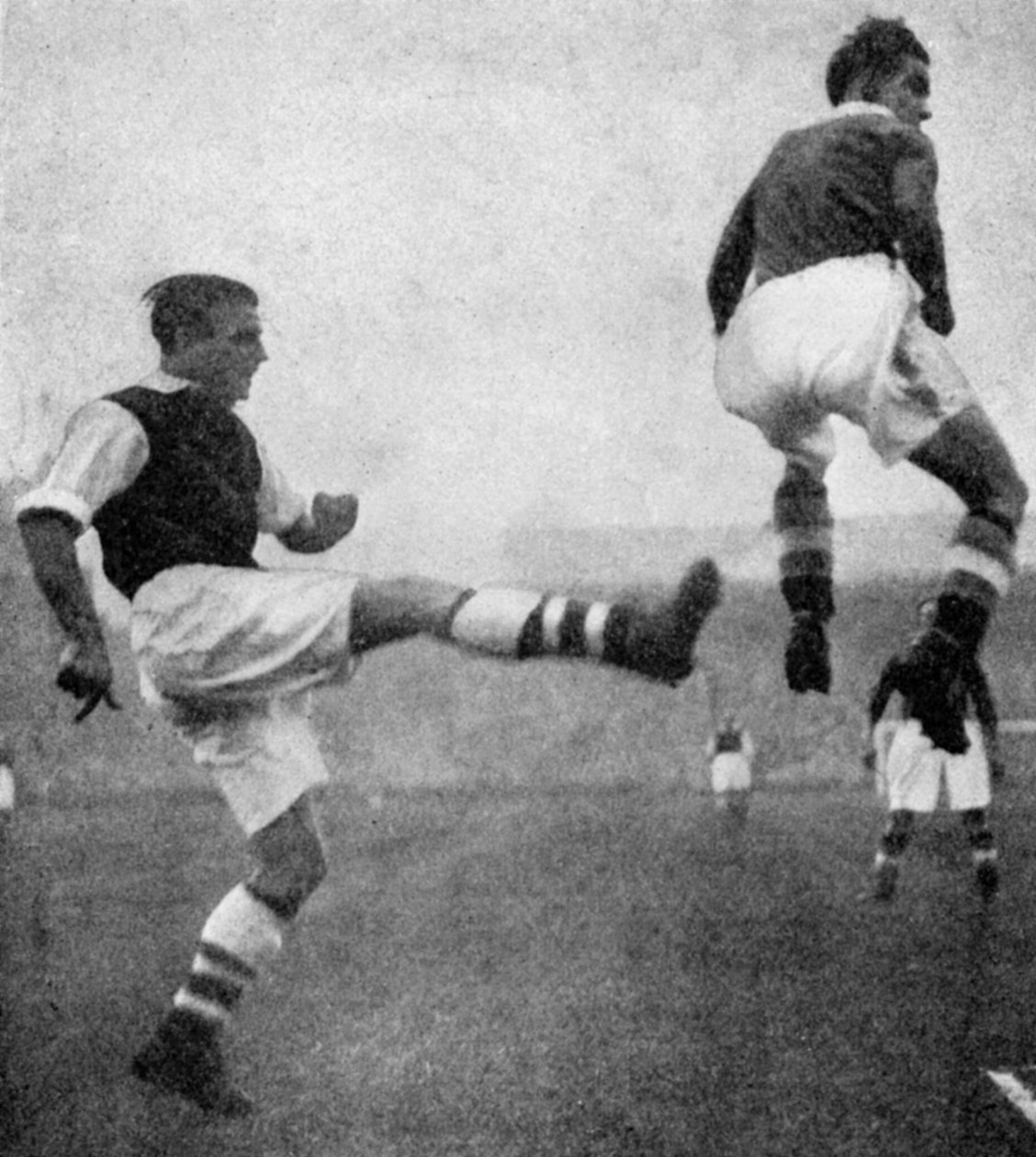 Akce z fotbalového zápasu Arsenal vs Chelsea, c1936-c1944 od Sport and General