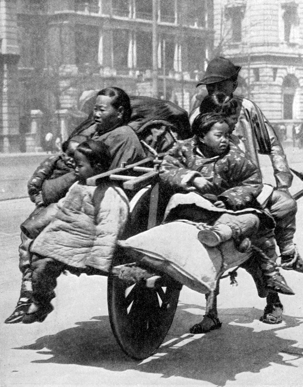 Čínská rodina na voze, 1936. od Sport and General