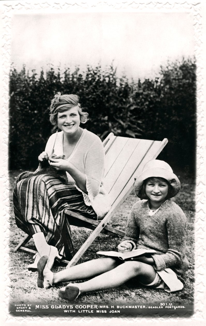 Gladys Cooper 1888-1971, anglická herečka, s dcerou Joan, začátek 20. století. od Sport and General