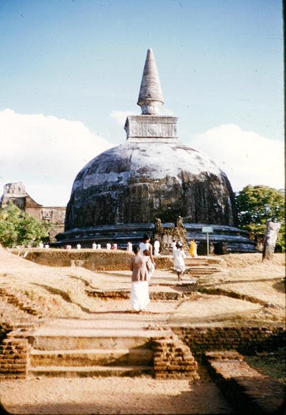 Pohled na dagobu (buddhistický dóm) od Sri Lankan