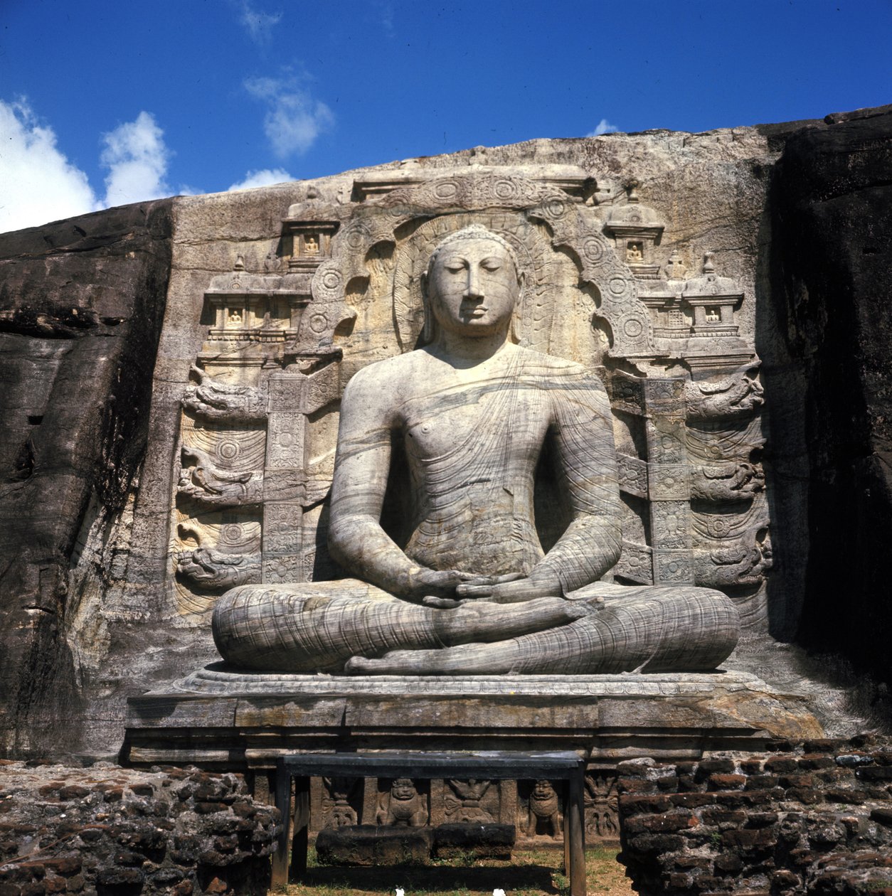 Buddha z Gal Vihare z Polonnaruwy (Srí Lanka) (král Parakrama Bahu s přiřazeným). od Sri Lankan School