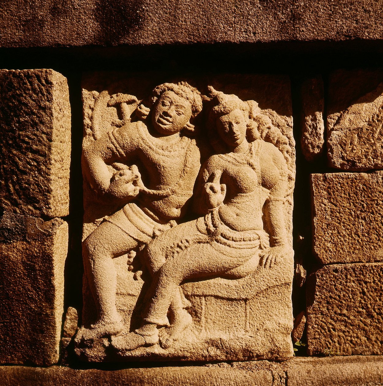 Reliéf páru Mithuna v Isurumuniya od Sri Lankan School