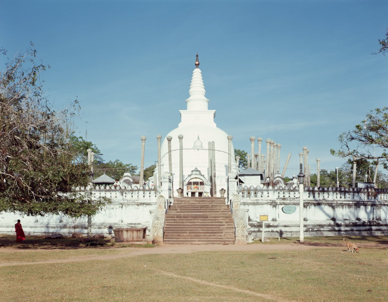 Pohled na Thuparama Dagoba, Ruwanweli Seya od Sri Lankan School