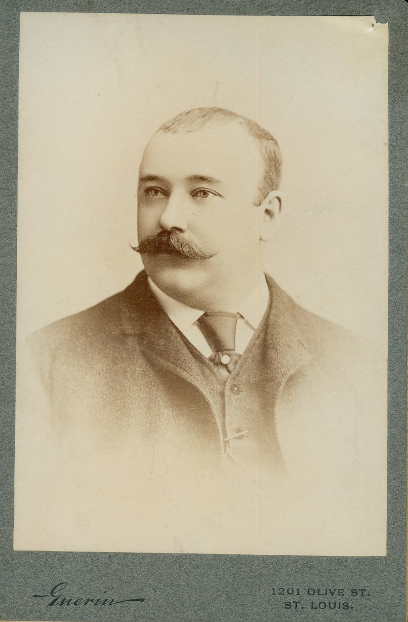 Poprsí portrét Clarence F. Newcomba v obleku, vestě a kravatě s hlavou otočenou doleva. od St. Louis F.W. Guerin