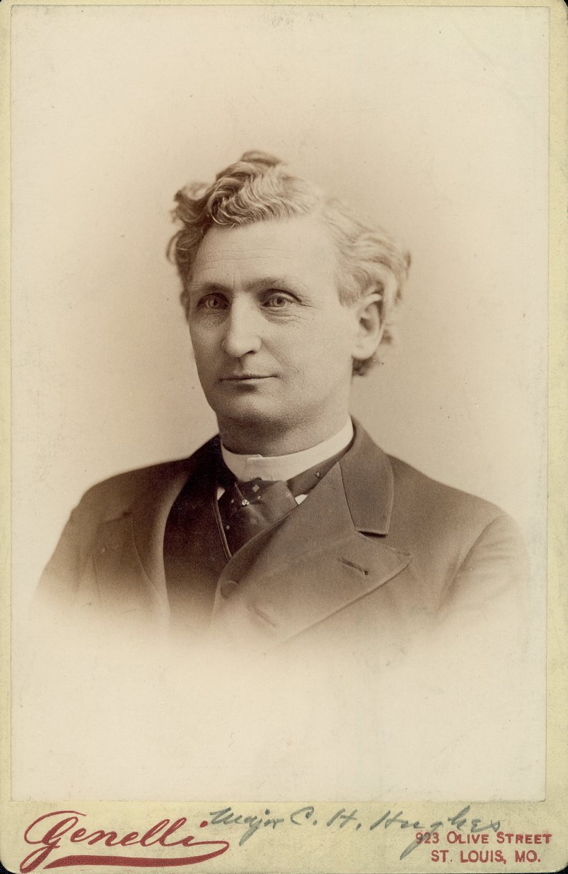 Poprsí portrét doktora Charlese Hamiltona Hughese v obleku od St. Louis Genelli
