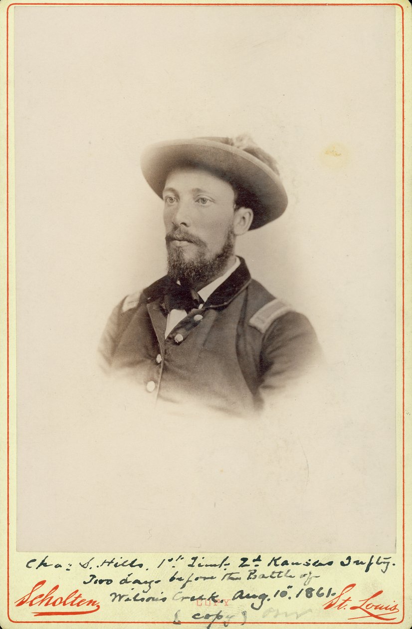 Poprsí podplukovníka Charlese S. Hillse v uniformě a klobouku, otočeného doleva. od St. Louis Scholten
