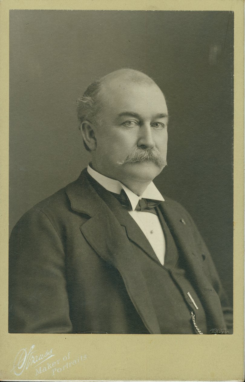 Portrét poprsí Horatia D. Wooda v obleku, vestě a motýlku a otočený doprava. od St. Louis Strauss