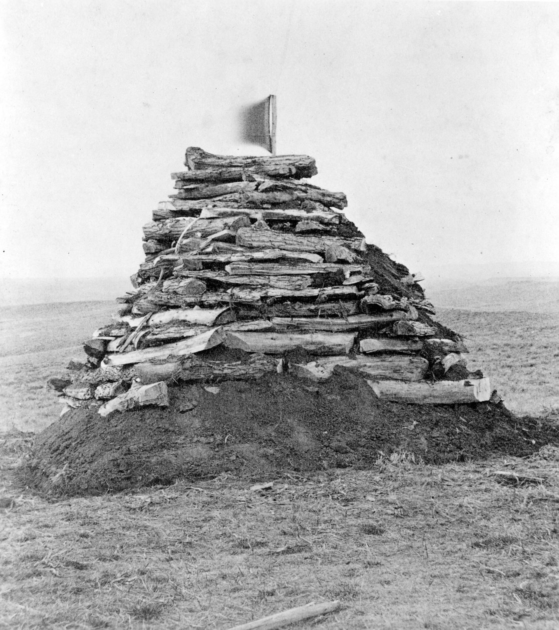 Památník obsahující kosti na Custerově kopci, 1879 od Stanley J. Morrow