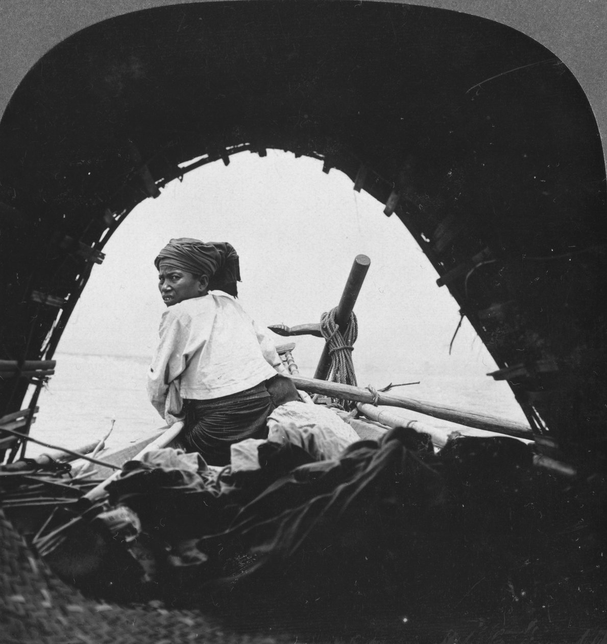 Lodník na řece Irrawaddy, Barma, 1908 od Stereo Travel Co
