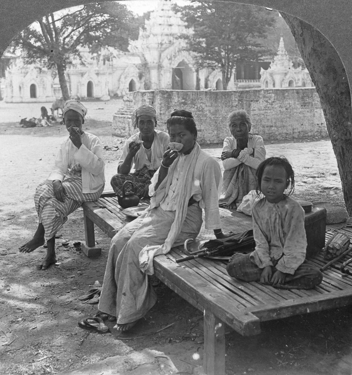 Společenský nápoj kávy, Mandalay, Barma, 1908. od Stereo Travel Co