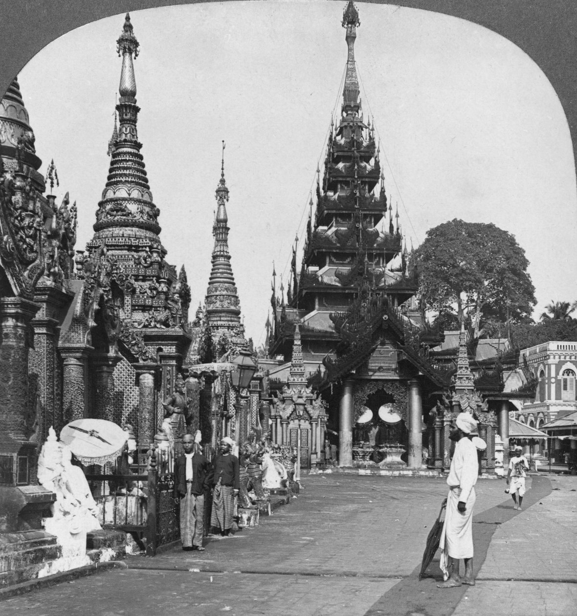 Podél plošiny na jižní výstup, Shwedagon Pagoda, Rangún, Barma, 1908 od Stereo Travel Co
