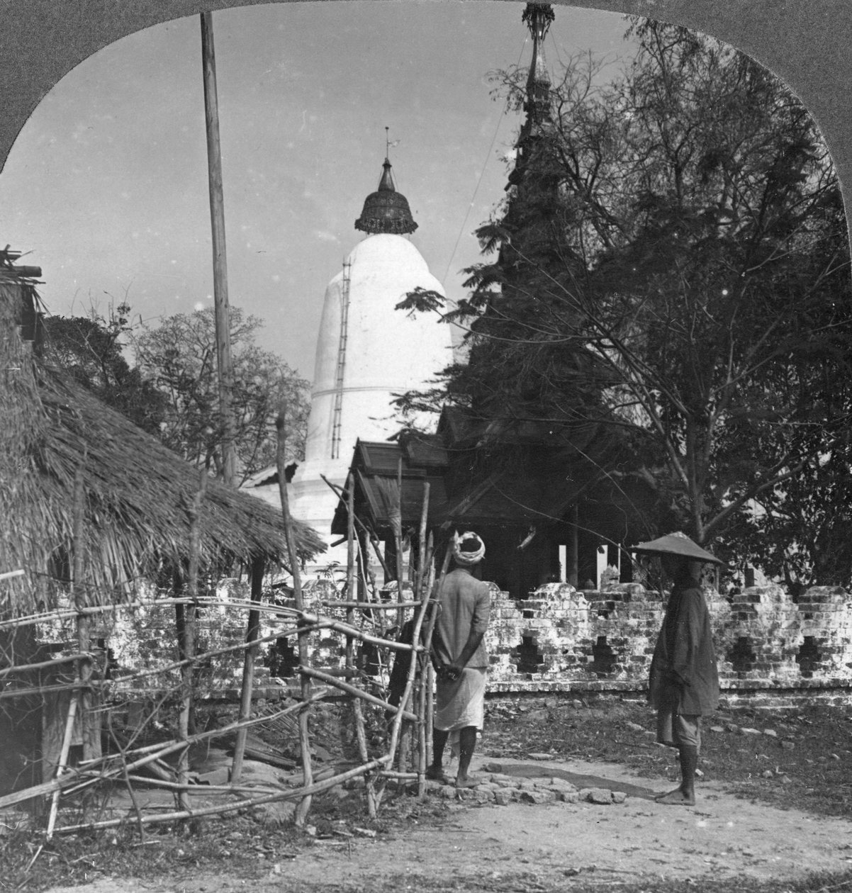 Pagoda ve tvaru deštníku, Bhamo, Barma, 1908 od Stereo Travel Co