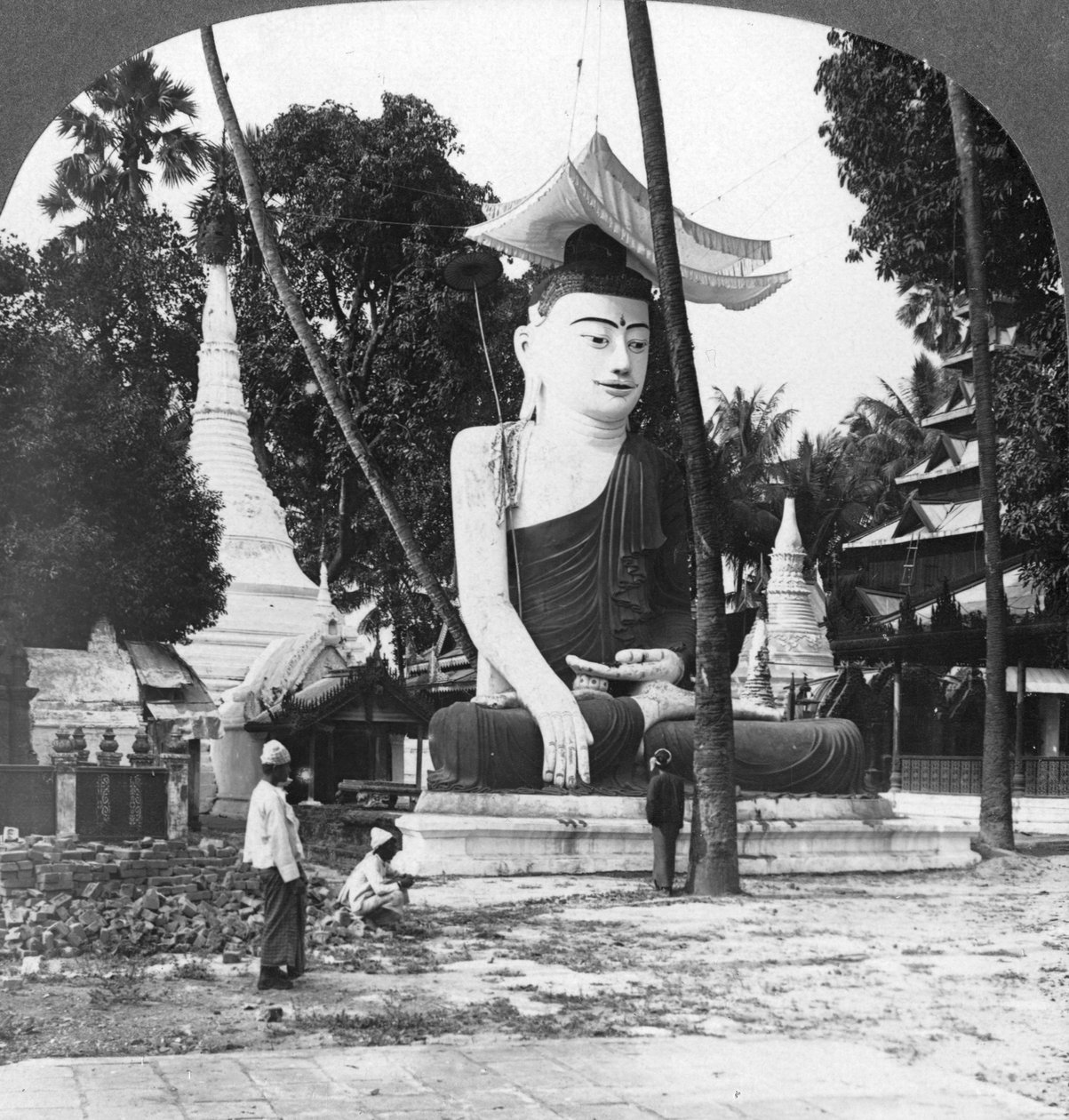 Socha Buddhy, Pagoda Shwedagon, Rangún, Barma, 1908 od Stereo Travel Co