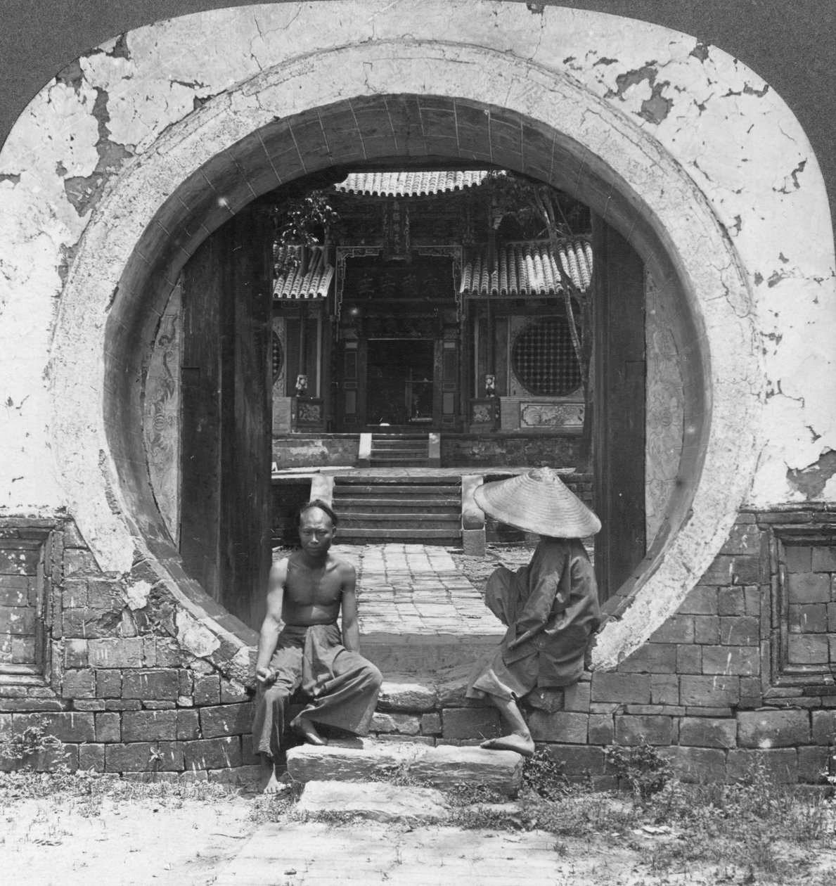Podivná brána, vchod do domu joss, Bhamo, Barma, 1908 od Stereo Travel Co