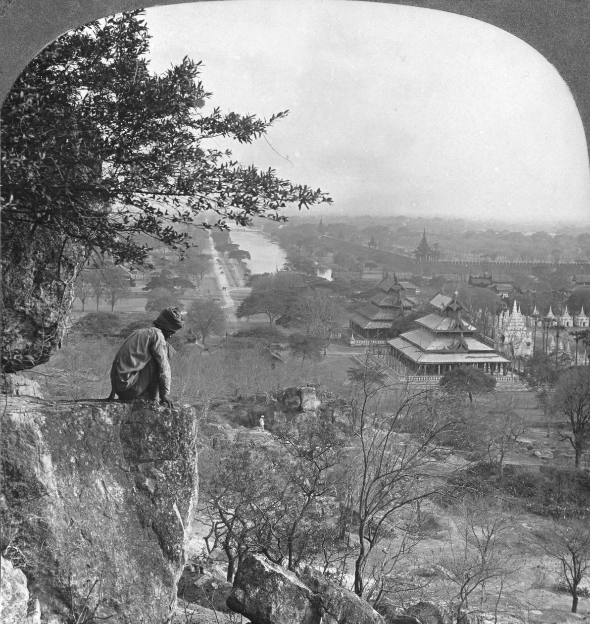 Celkový pohled na Mandalay, Barma, ukazující pevnostní zeď, 1908 od Stereo Travel Co