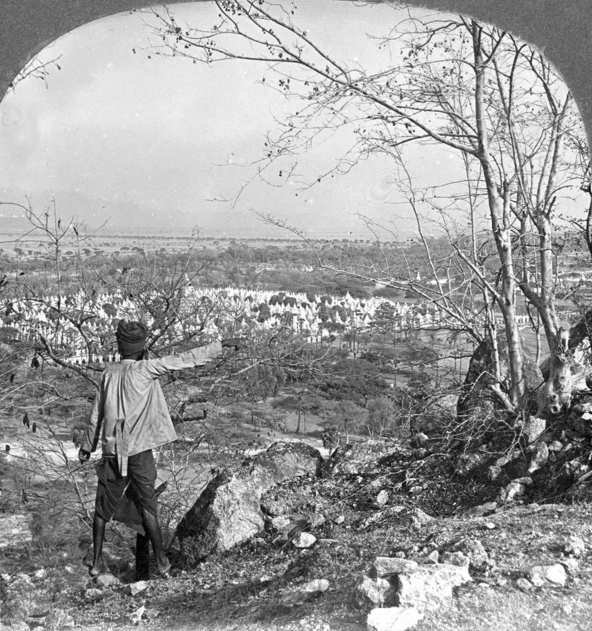 Celkový pohled na 450 pagod z Mandalay Hill, Barma, 1908 od Stereo Travel Co
