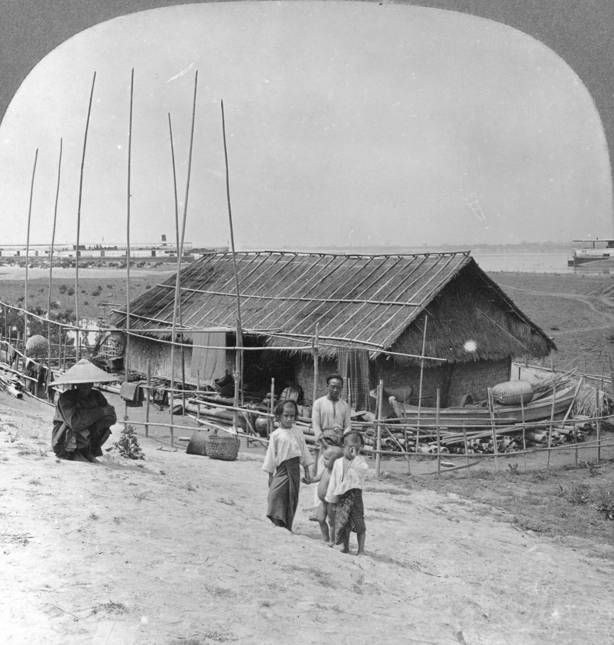 Dům postavený z bambusu na vorech, Bhamo, Barma, 1908 od Stereo Travel Co