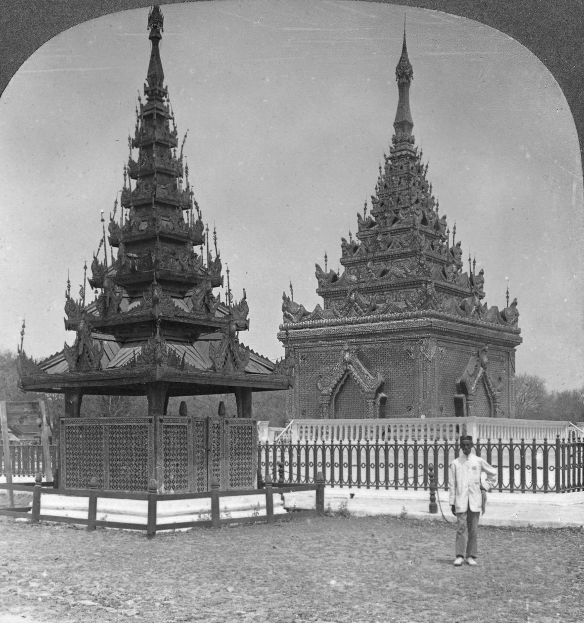 King Mindons Tomb, Královský palác, Mandalay, Barma, 1908 od Stereo Travel Co