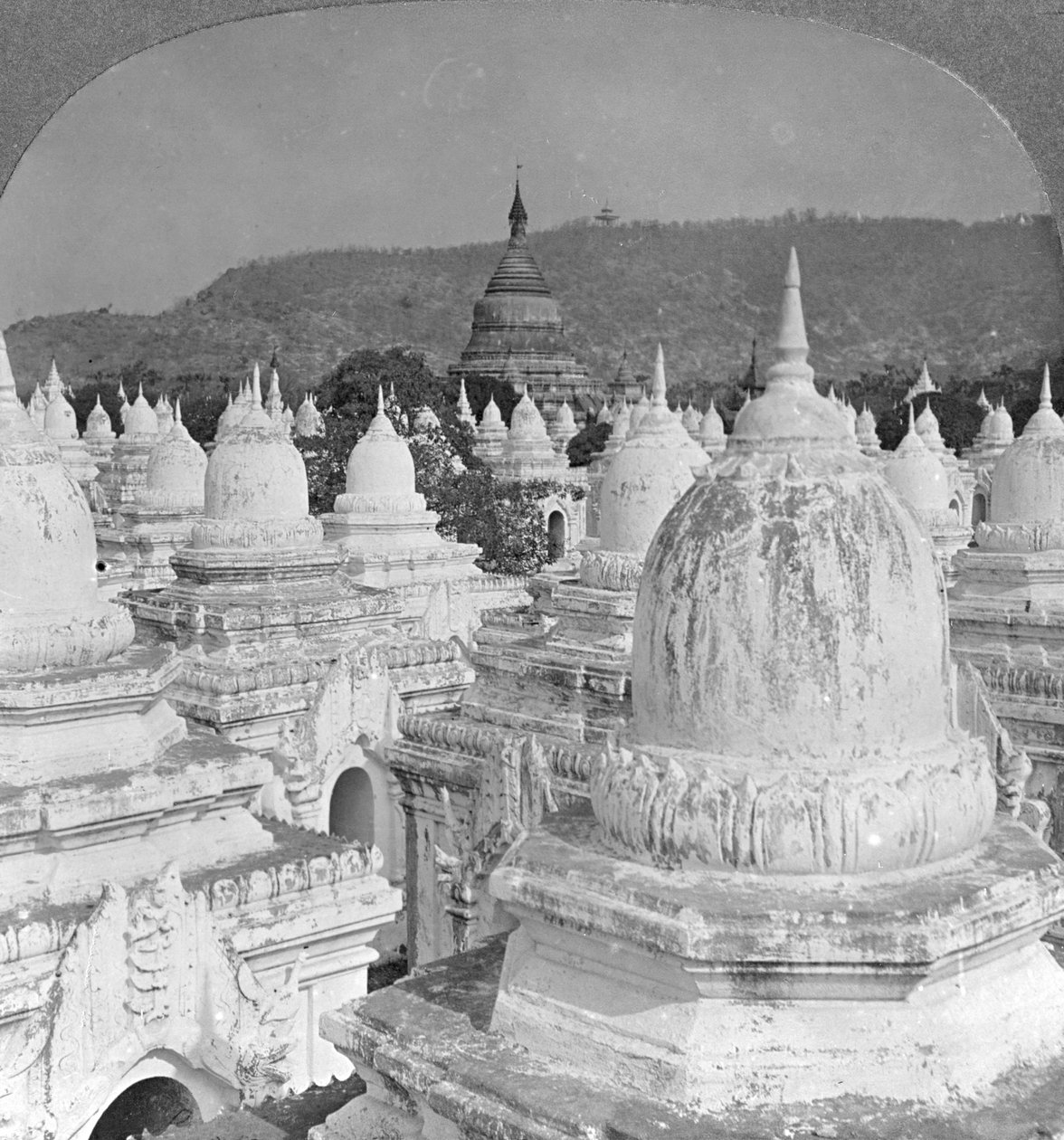 Pohled na 450 pagod v Mandalay, Barma, 1908 od Stereo Travel Co