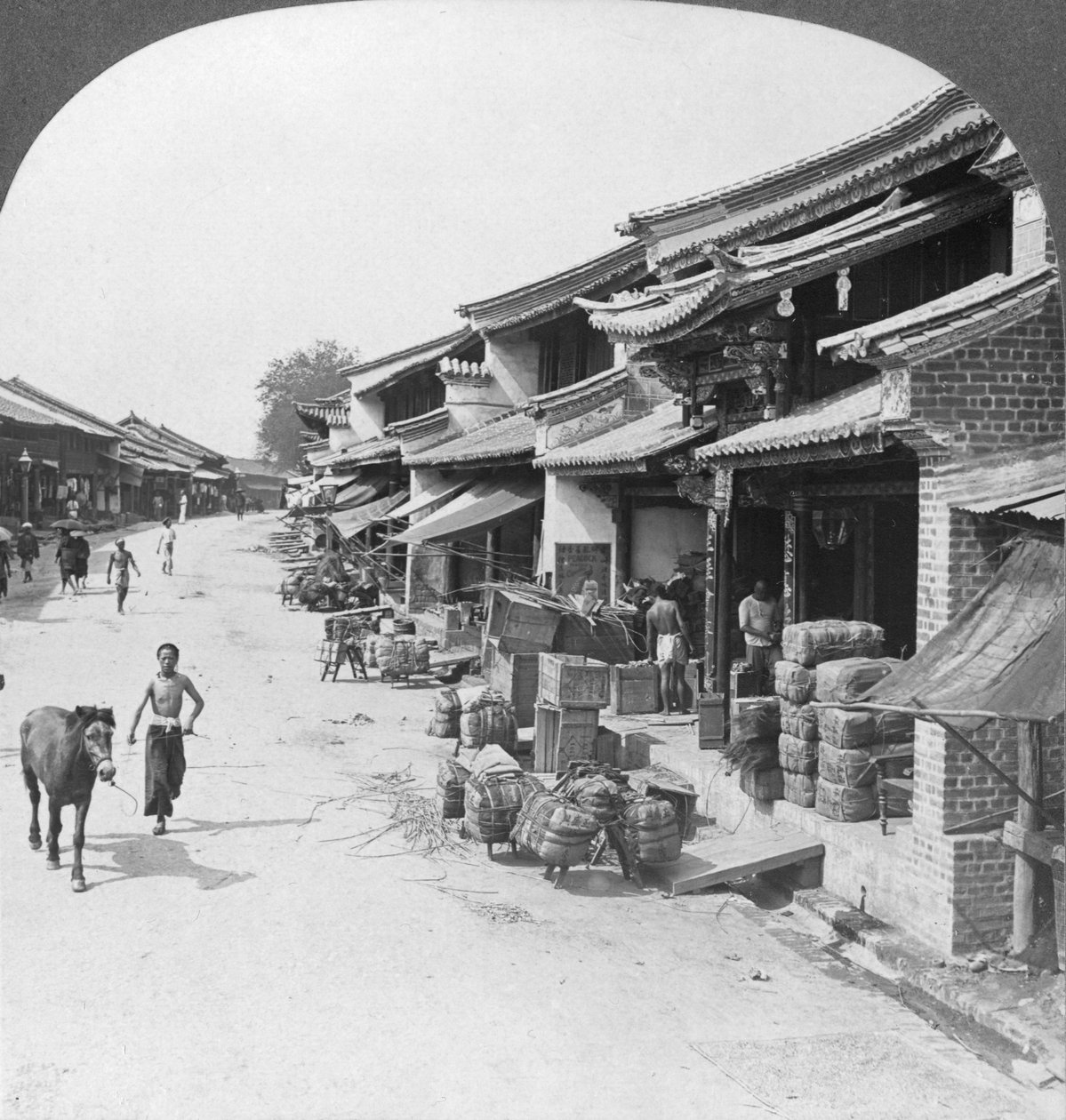 Hlavní obchodní ulice čínské čtvrti, Bhamo, Barma, 1908 od Stereo Travel Co