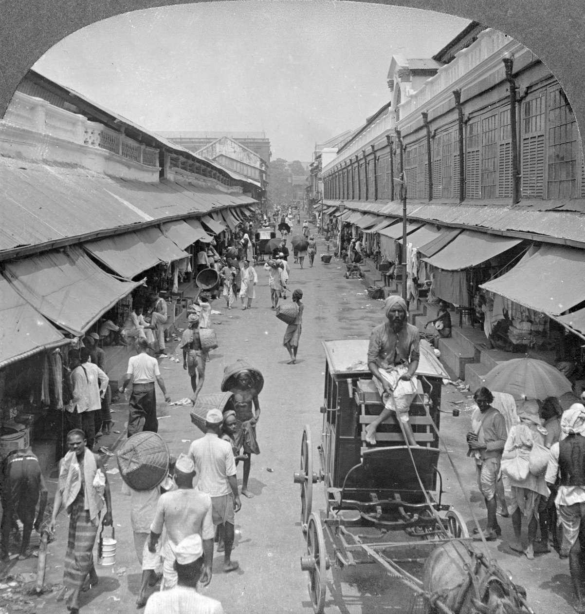 Jedna z hlavních ulic domorodého trhu, Rangún, Barma, 1908 od Stereo Travel Co