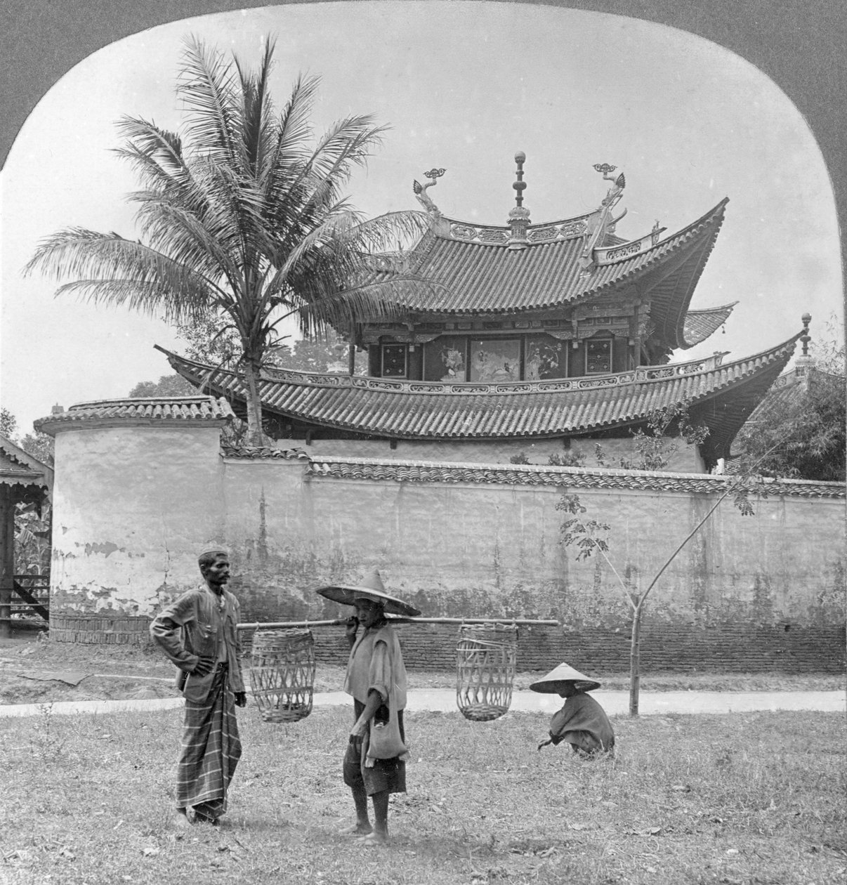 Malebný čínský dům jossů, Bhamo, Barma, 1908 od Stereo Travel Co
