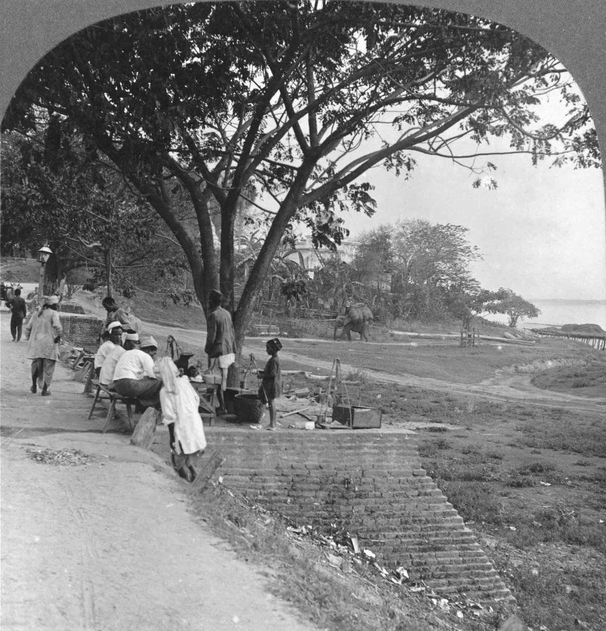 Přední a břeh řeky, Bhamo, Barma, 1908 od Stereo Travel Co