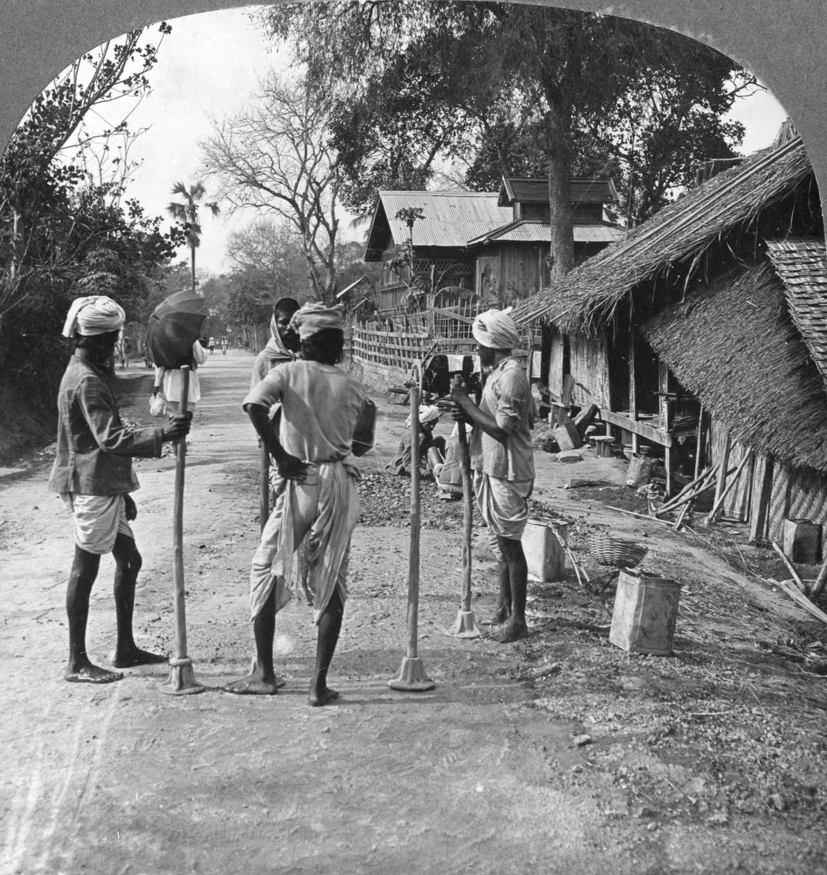 Oprava silnic, Bhamo, Barma, 1908 od Stereo Travel Co