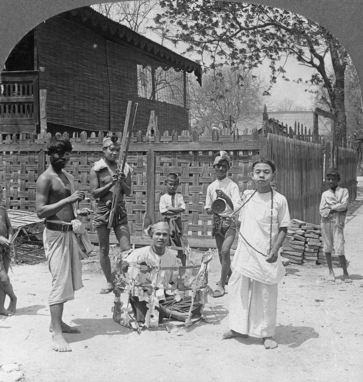 Scéna během festivalu, Barma, 1908 od Stereo Travel Co
