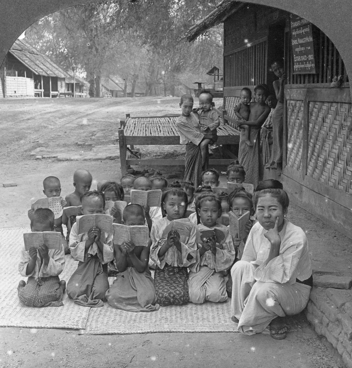Vesnická škola a učitel, Amarapura, Barma, 1908 od Stereo Travel Co