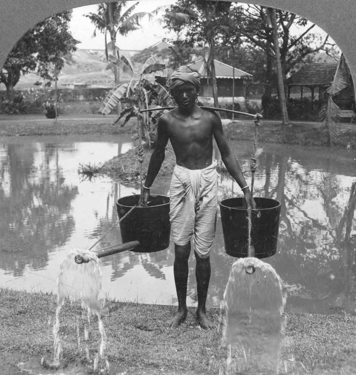 Konve používané pro kropení ulic, Barma, 1908 od Stereo Travel Co